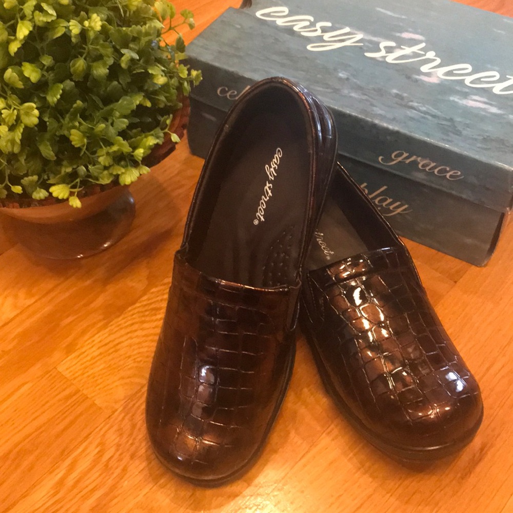 Easy Street Super Flex Brown Croc 8 M